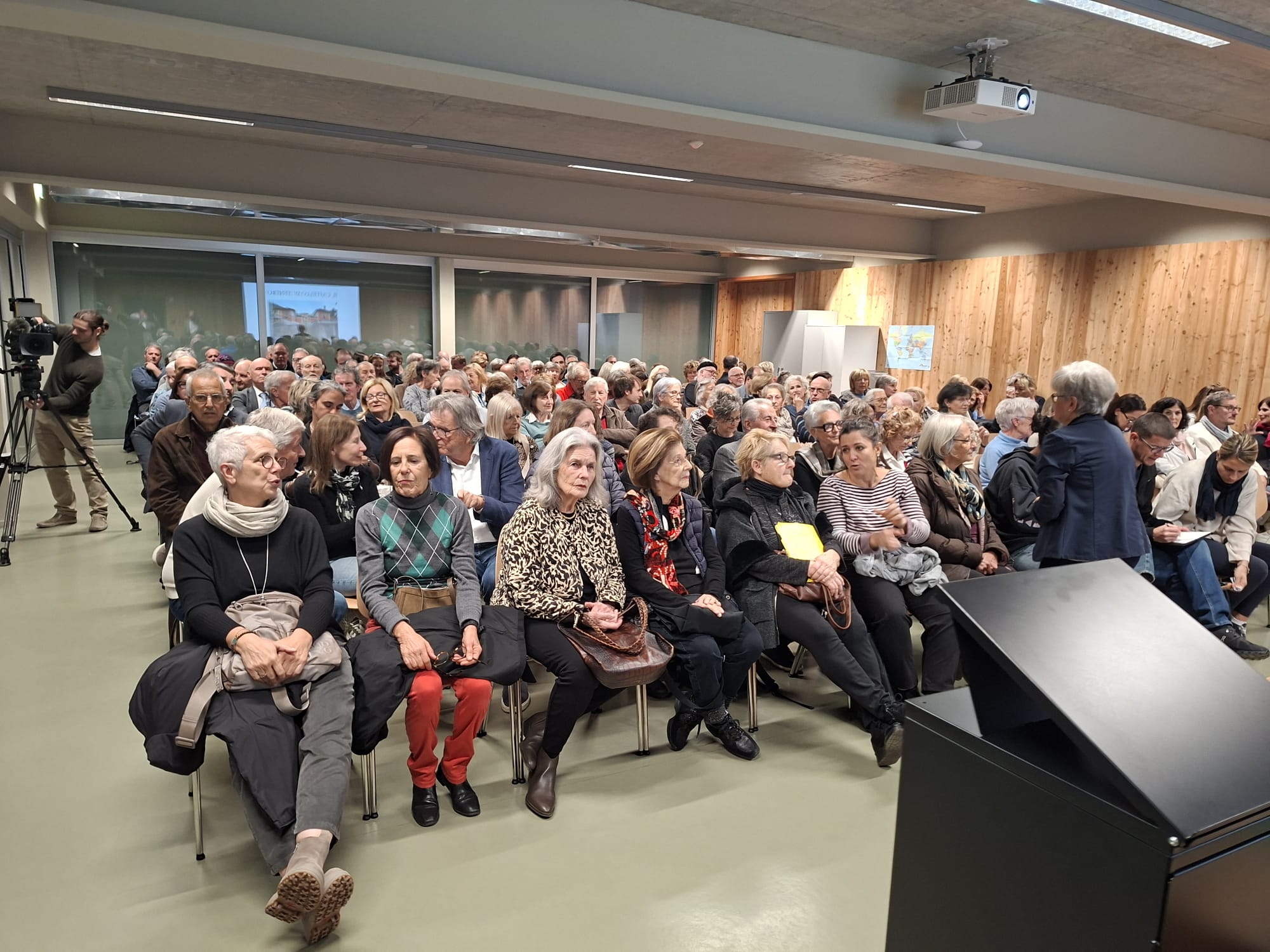 Grande successo di pubblico per la conferenza "Tenero e il suo castello sconosciuto". Circa 170 persone hanno partecipato all'evento, organizzato dall'Associazione Cristiano Castelletti e dal Comune di Tenero-Contra. Un grazie particolare alla relatrice architetto Bogdana Aditi Czerska